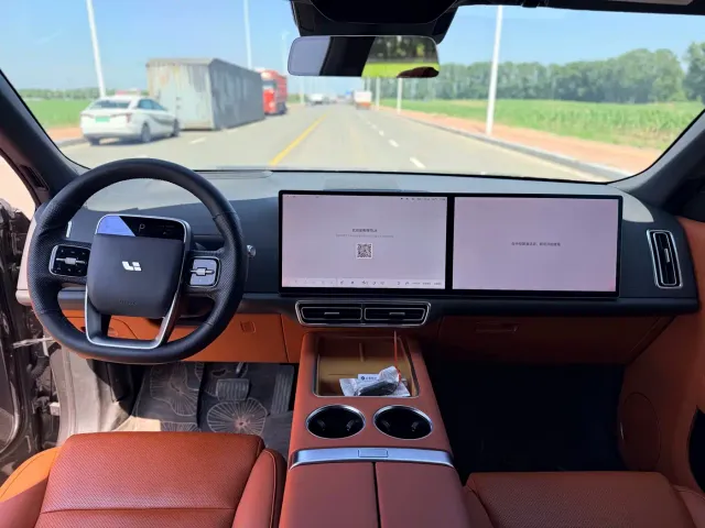 Li Auto L8 — Фото автомобиля 5