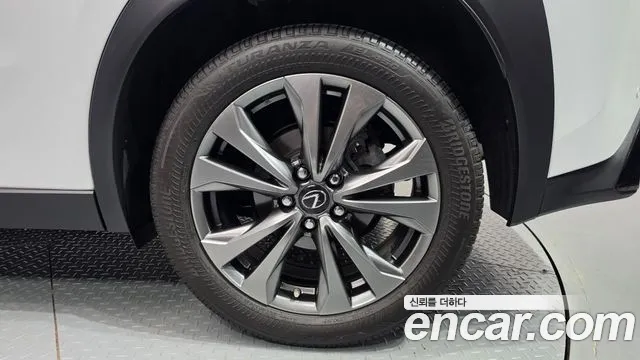 Lexus UX — Фото автомобиля 6