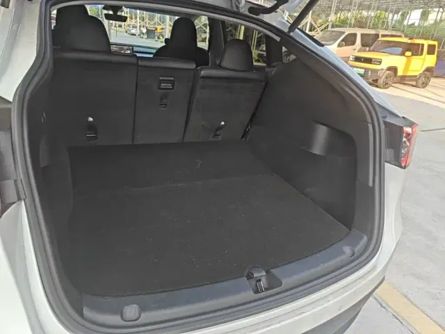 Tesla Model Y — Фото автомобиля 18