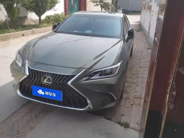 Фотография автомобиля — Lexus ES