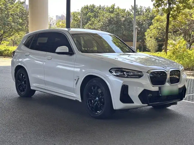 BMW iX3 — Фото автомобиля 3