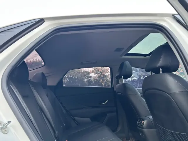 Hyundai Elantra 2022 1.5L CVT LUX Premium Edition — Фото автомобиля 17