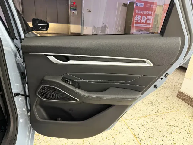 Geely Emgrand — Фото автомобиля 16