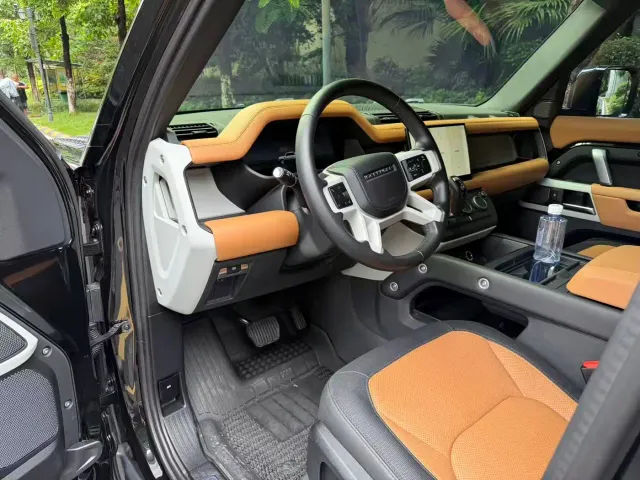 Land Rover Defender — Фото автомобиля 12