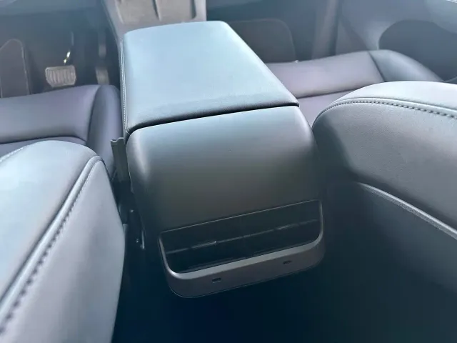 Tesla Model Y — Фото автомобиля 17