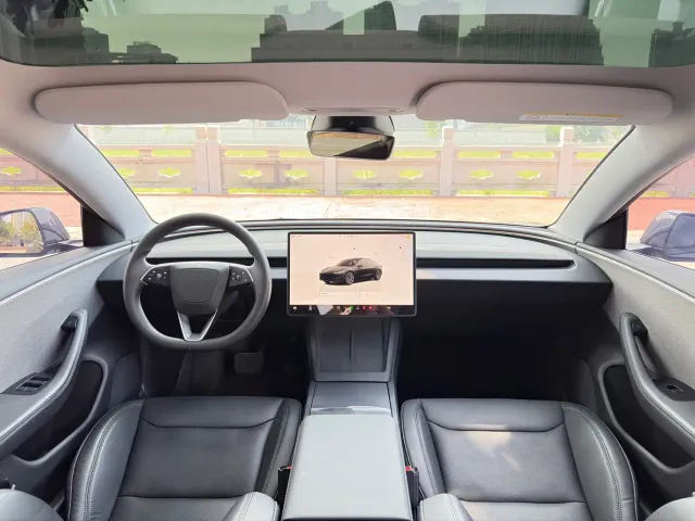 Tesla Model 3 — Фото автомобиля 5