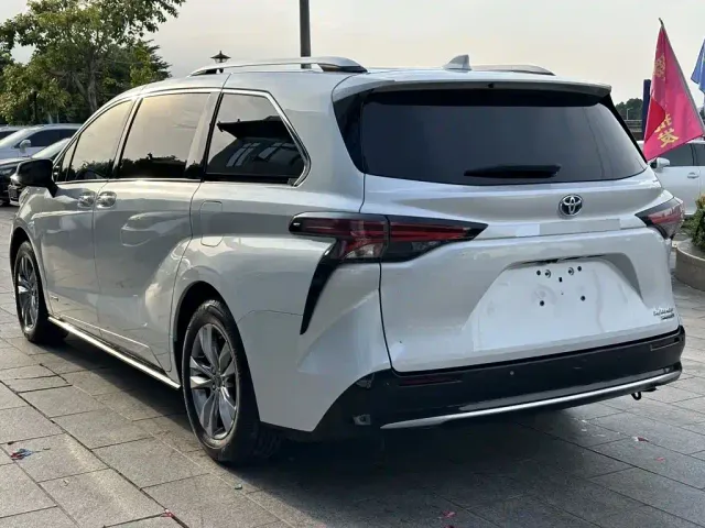 Toyota Sienna — Фото автомобиля 6