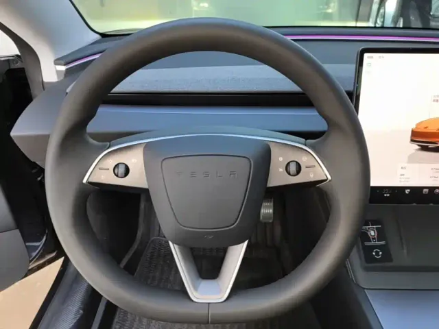 Tesla Model 3 — Фото автомобиля 10