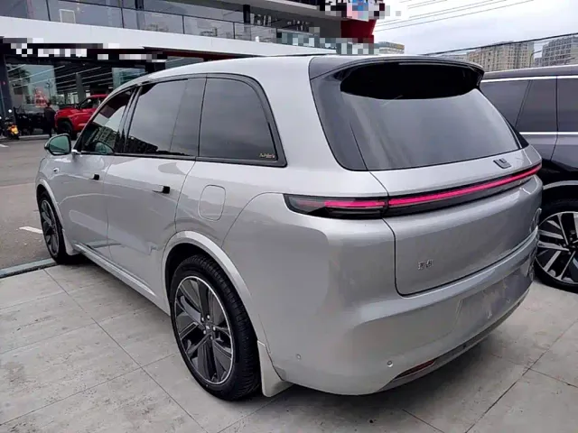 Li Auto L8 — Фото автомобиля 4