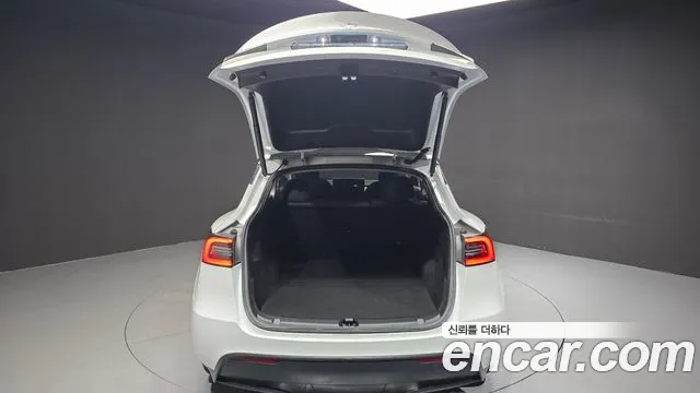 Tesla Model Y — Фото автомобиля 20