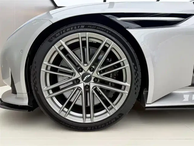 Aston Martin DB12 — Фото автомобиля 14
