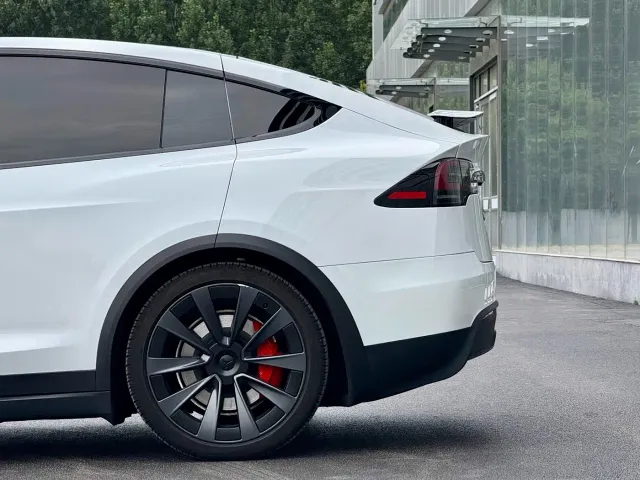 Tesla Model X — Фото автомобиля 4