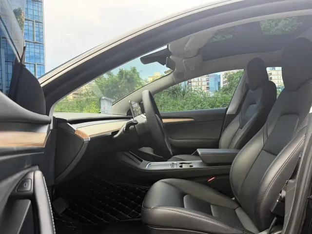 Tesla Model 3 — Фото автомобиля 6