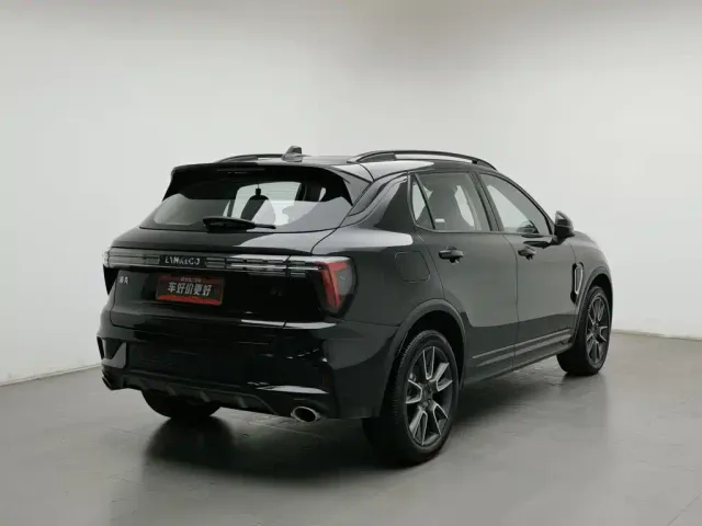 Lynk & Co 01 — Фото автомобиля 2