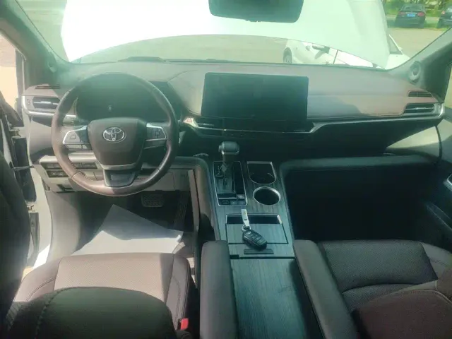 Toyota Sienna — Фото автомобиля 5