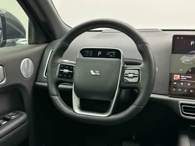 Li Auto L9 — Фото автомобиля 23