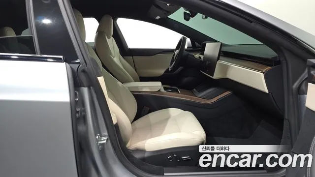 Tesla Model S — Фото автомобиля 17
