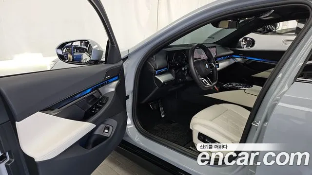 BMW 5 Series G60 — Фото автомобиля 10