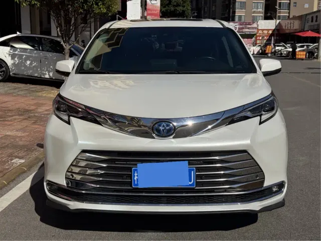 Toyota Sienna — Фото автомобиля 2