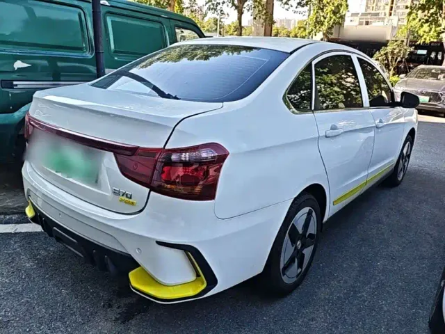 Dongfeng Fengshen E70 — Фото автомобиля 6