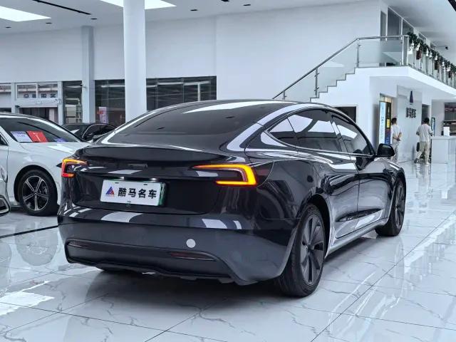 Tesla Model 3 — Фото автомобиля 15