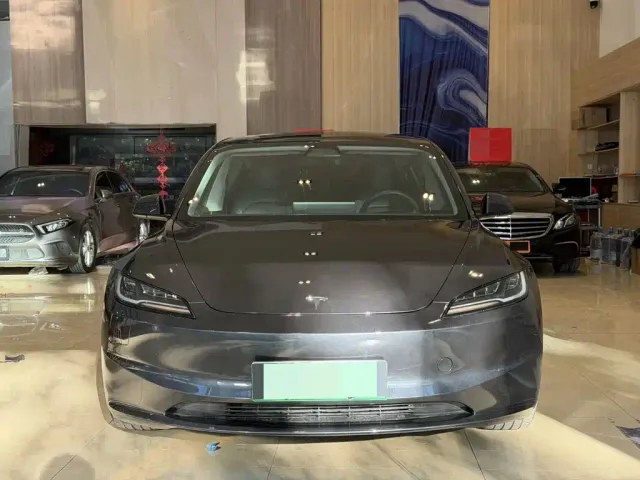 Tesla Model 3 — Фото автомобиля 2