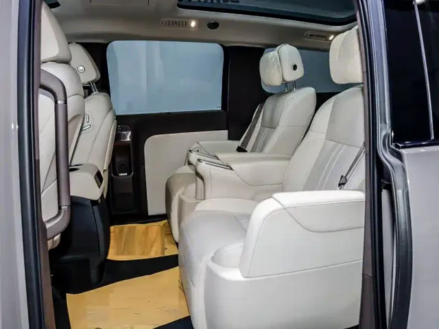 Li Auto MEGA — Фото автомобиля 11