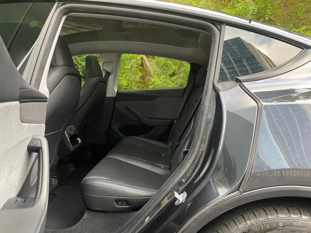 Tesla Model Y — Фото автомобиля 13