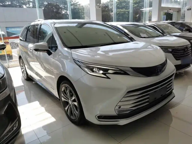 Toyota Sienna — Фото автомобиля 3