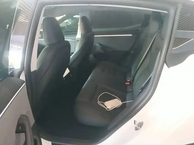 Tesla Model 3 — Фото автомобиля 16