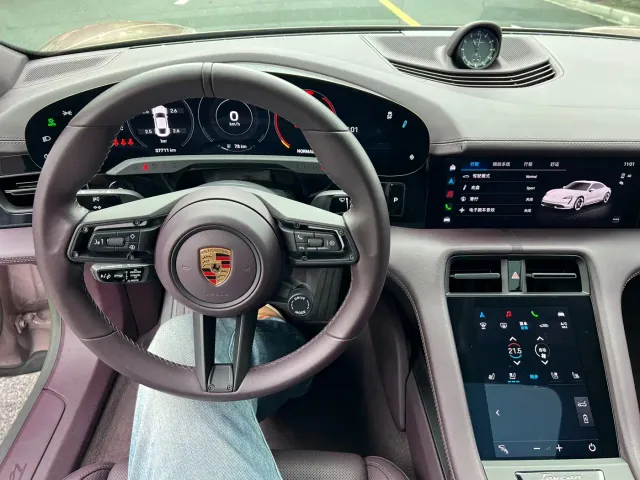 Porsche Taycan — Фото автомобиля 12