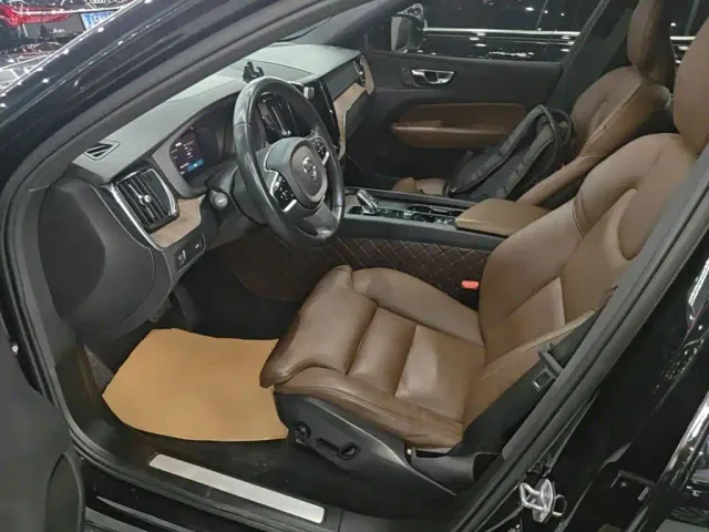 Volvo XC60 — Фото автомобиля 10