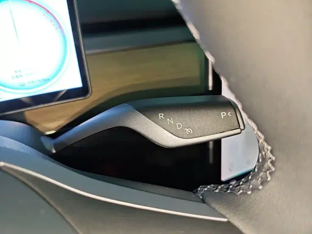 Tesla Model Y — Фото автомобиля 13