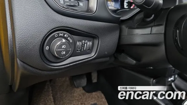 Jeep Renegade — Фото автомобиля 27