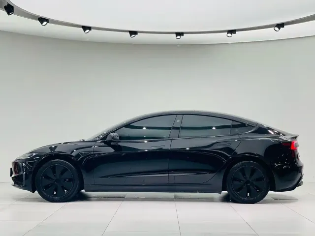 Tesla Model 3 — Фото автомобиля 10