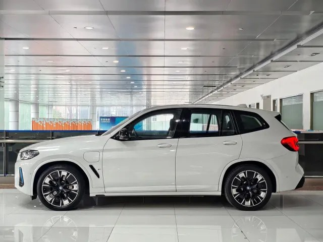 BMW iX3 — Фото автомобиля 2