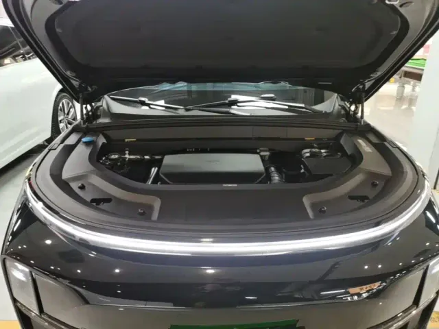 Li Auto L8 — Фото автомобиля 19