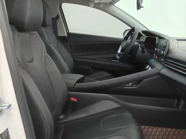 Hyundai Elantra — Фото автомобиля 18