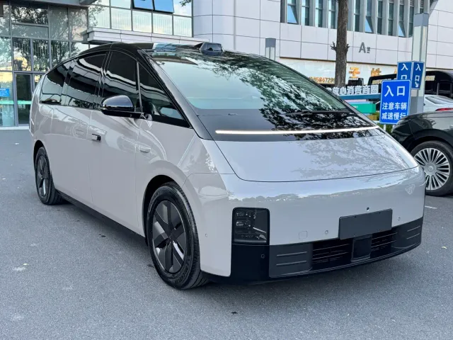 Li Auto MEGA — Фото автомобиля 2