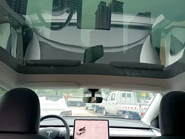 Tesla Model Y — Фото автомобиля 17