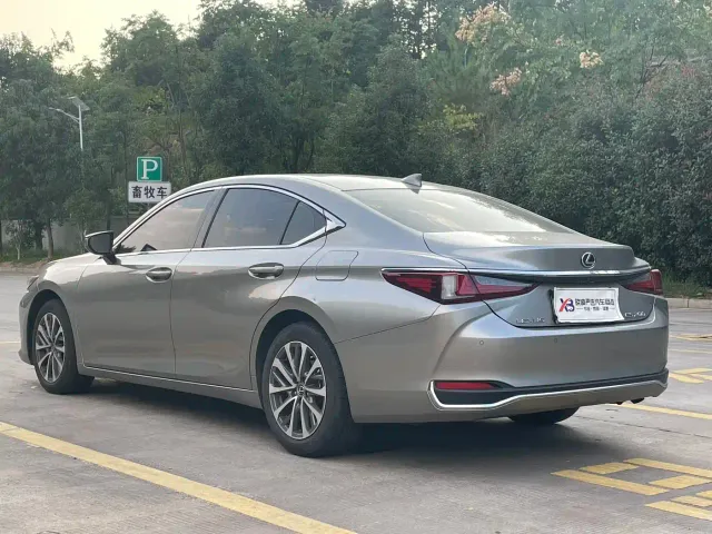 Lexus ES — Фото автомобиля 4