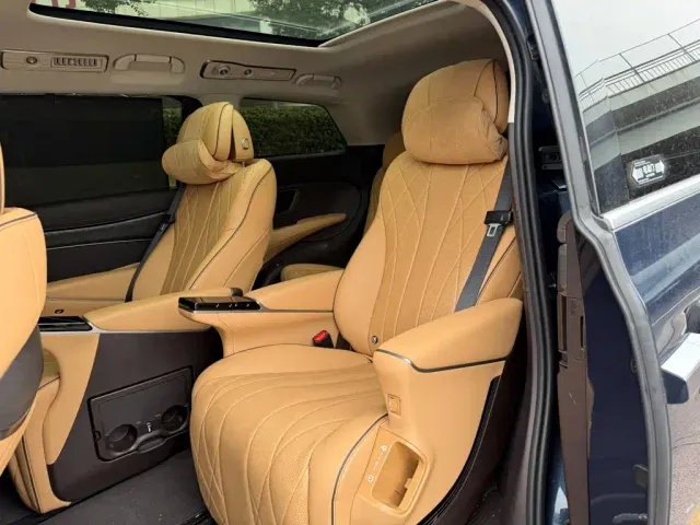 Denza D9 — Фото автомобиля 12