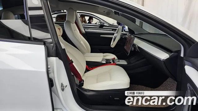 Tesla Model 3 — Фото автомобиля 11