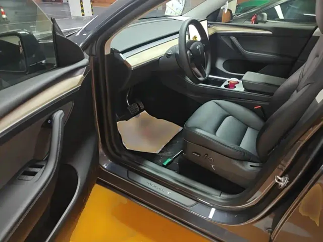 Tesla Model Y — Фото автомобиля 15