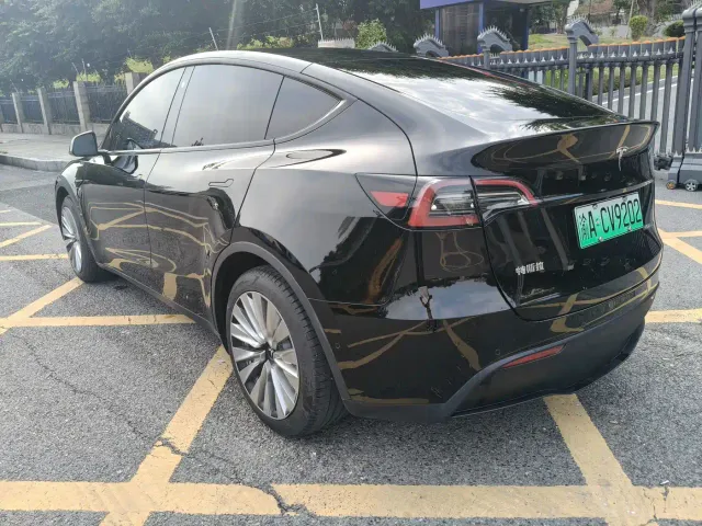 Tesla Model Y — Фото автомобиля 6