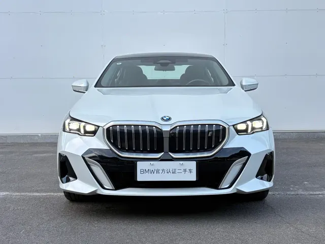 BMW i5 — Фото автомобиля 2