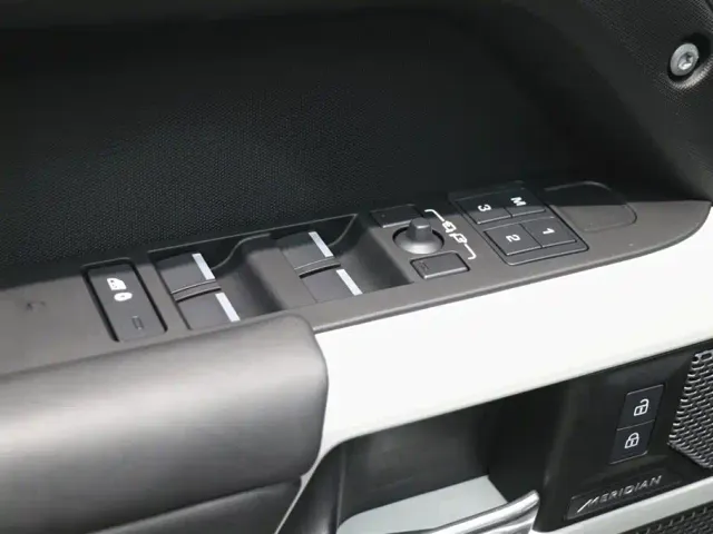Land Rover Defender — Фото автомобиля 12