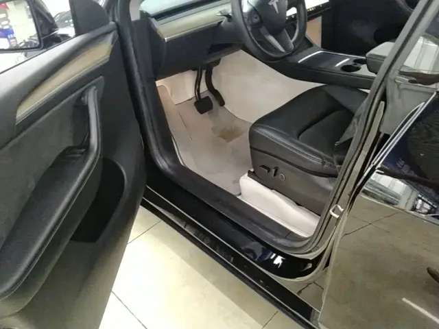 Tesla Model Y — Фото автомобиля 15