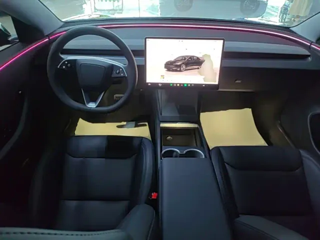 Tesla Model 3 — Фото автомобиля 9