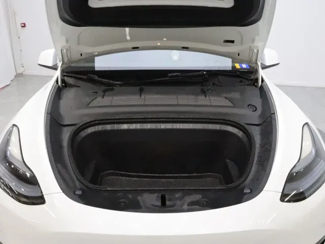 Tesla Model Y — Фото автомобиля 21